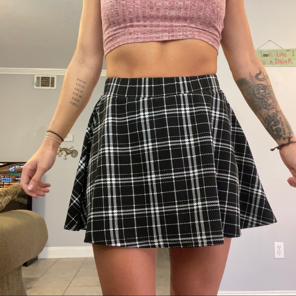 Short Skirt Black & White Plaid Pattern
